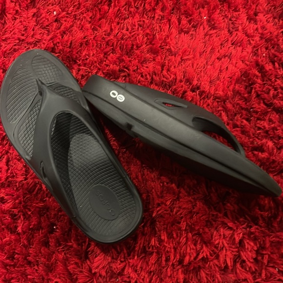 OOFOS Black women’s/men's Sandals - Picture 2 of 5